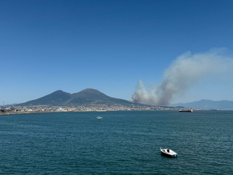 Brucia il Vesuvio, due incendi in due giorni nel parco nazionale