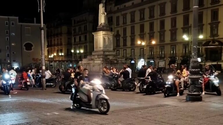 Scooter selvaggi a Piazza Dante, nonostante le denunce il fenomeno non si arresta