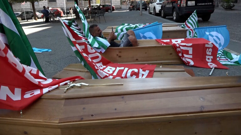 In piazza con le bare, protesta dei seppellitori del cimitero di Poggioreale