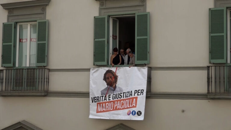 Napoli, striscione per Mario Paciolla alla sede della Cgil