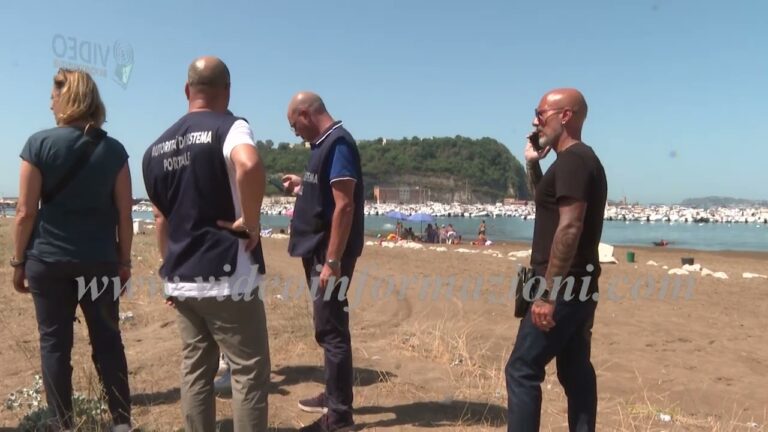 Controlli a Coroglio, sequestrato lido abusivo con ombrelloni e lettini