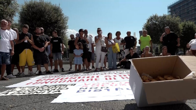 Sigilli chioschi lungomare, presidio di protesta fuori palazzo San Giacomo