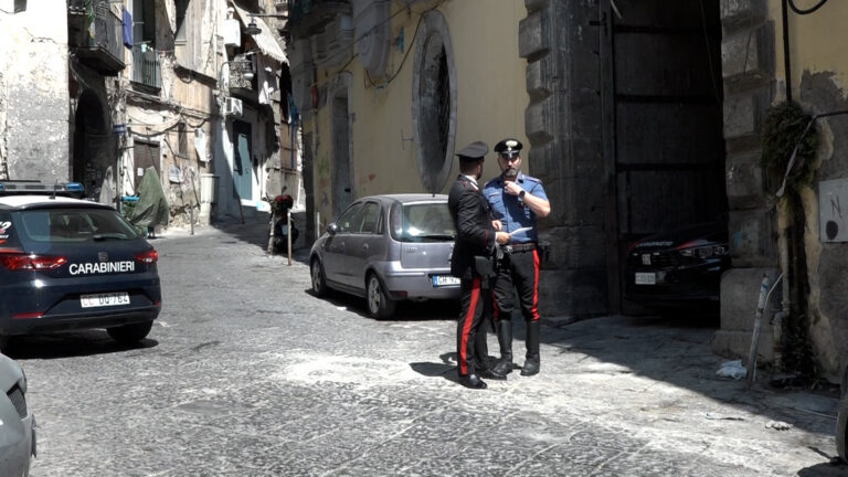 spari nei quartieri spagnoli di napoli, uomo ferito alle gambe