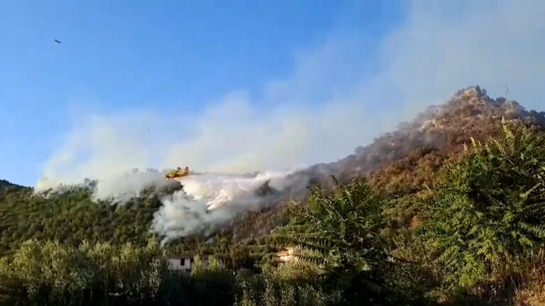 Campania flagellata da incendi, nel Salernitano guasti a linea elettrica