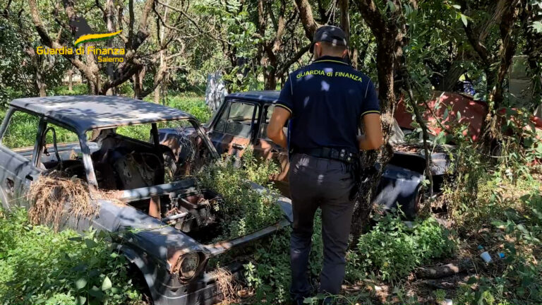 Scoperta discarica abusiva di rifiuti e auto nel salernitano