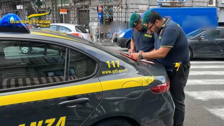 Taxi abusivi e tassisti senza pos: 46 sanzioni nel napoletano