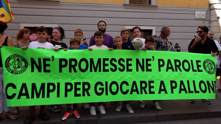 Campi gratuiti per giocare a pallone, protesta fuori al consiglio comunale