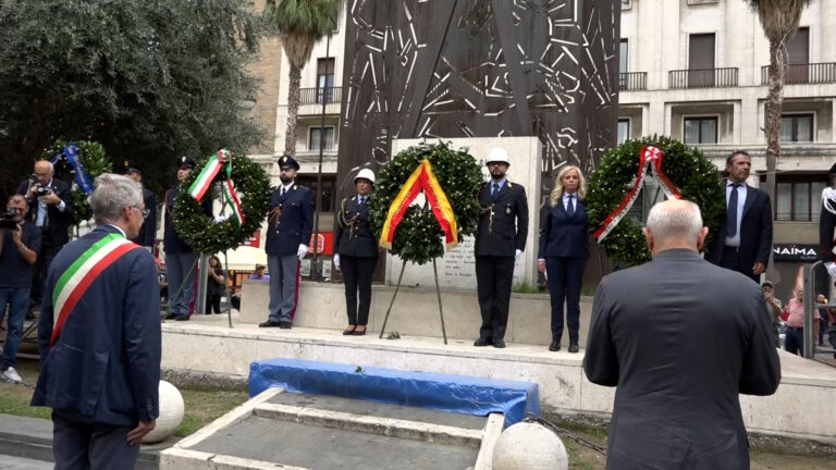 Quattro giornate, deposizione delle corone sulla stele in memoria di Salvo D'Acquisto