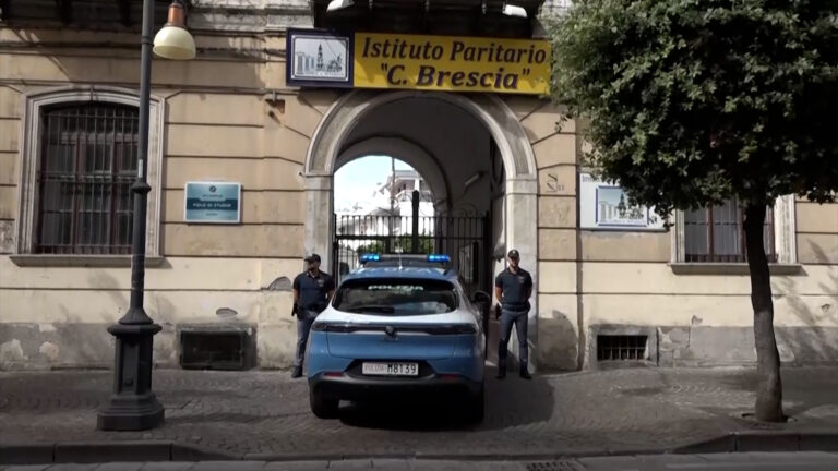 Pompei, coltellate a scuola per una fidanzatina contesa