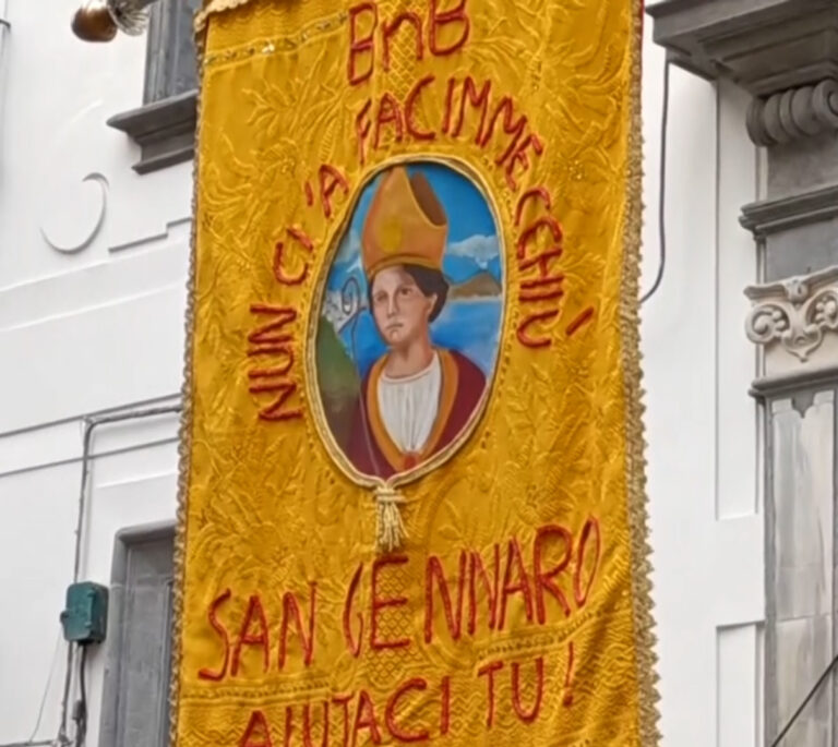 San Gennaro rinnova il miracolo, anche manifestanti si appellano al santo