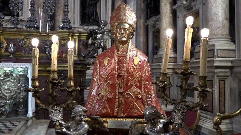 San Gennaro va a Londra, benedizione del busto del santo prima della partenza