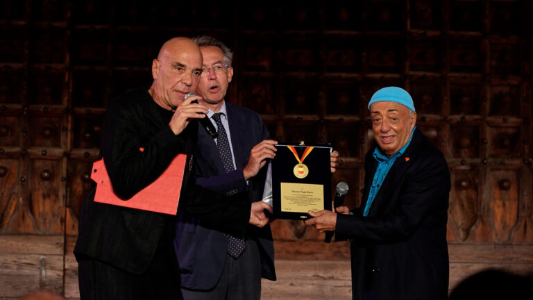 Premio San Gennaro world 2024, a Peppe Barra la medaglia città di Napoli