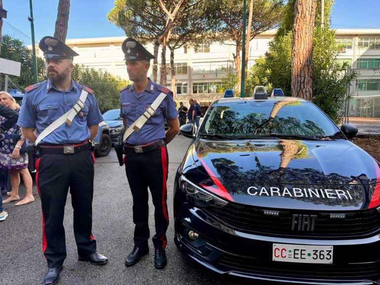 Cade dal secondo piano della scuola, grave uno studente