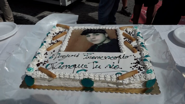 Compleanno Francesco Pio Maimone, torta nel luogo dell'omicidio