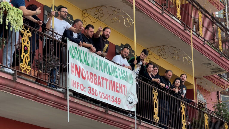 Proteste nel Napoletano contro abbattimento edificio