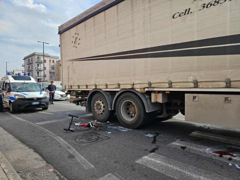 Incidente mortale a via Argine, ciclista travolto e ucciso da un camion