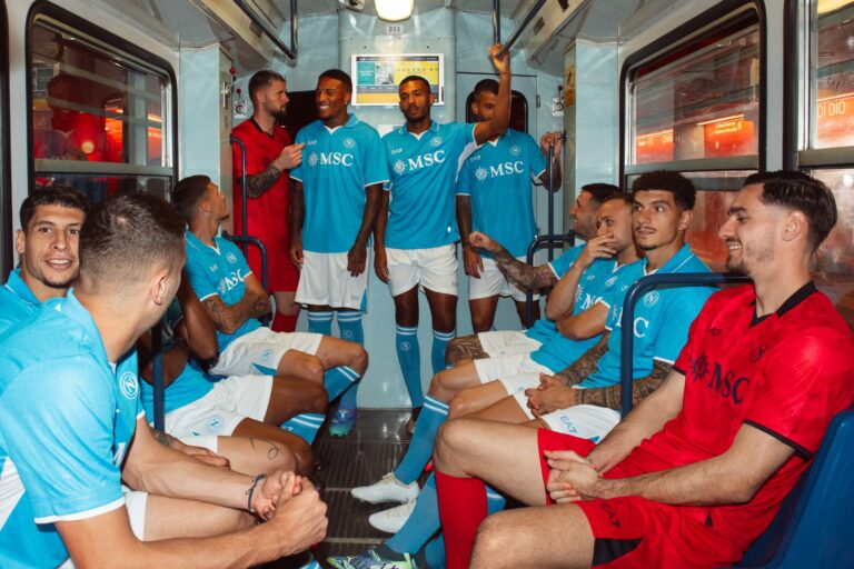 La foto ufficiale del Napoli nella stazione della metro di Chiaia