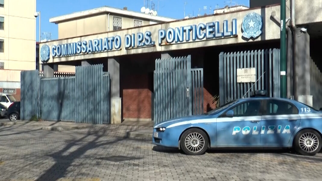 Aggredisce la madre per i soldi della droga, 32enne arrestato a Napoli est