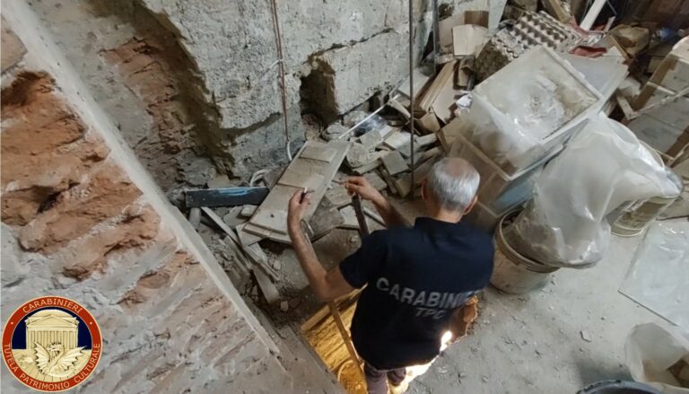 Scoperta chiesa medievale in centro storico Napoli, sequestrati reperti