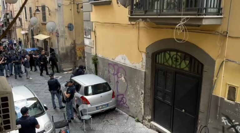 Napoli, barricato in casa minaccia di farsi esplodere