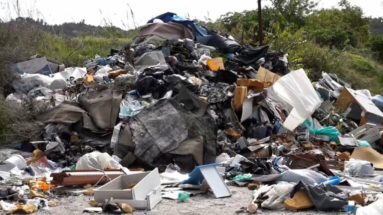 Degrado a Pianura, discarica abusiva all'esterno di una scuola