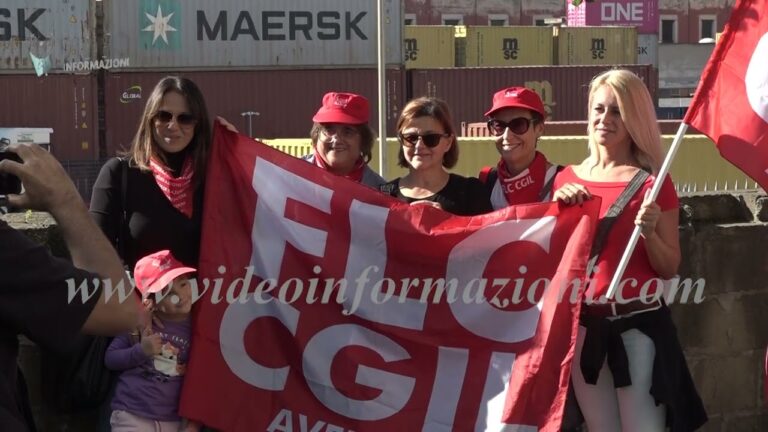 Lavoratori scuola in sciopero, sit in a Napoli