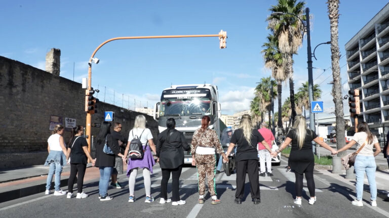 Donna investita a via Volta, presidio di protesta delle mamme