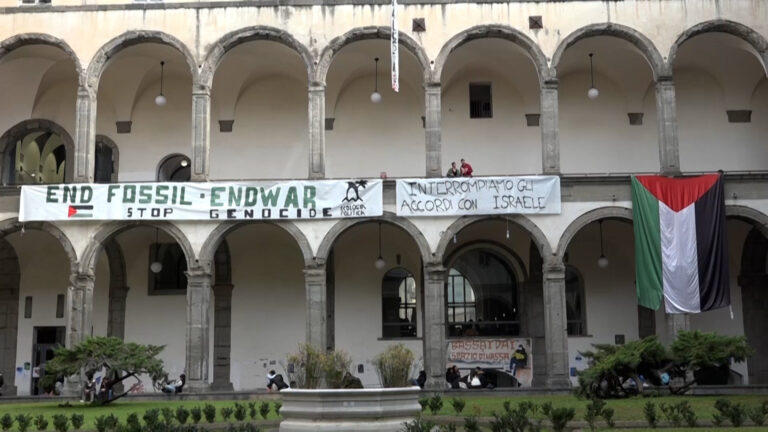 Protesta pro Palestina degli studenti: porta di Massa occupata