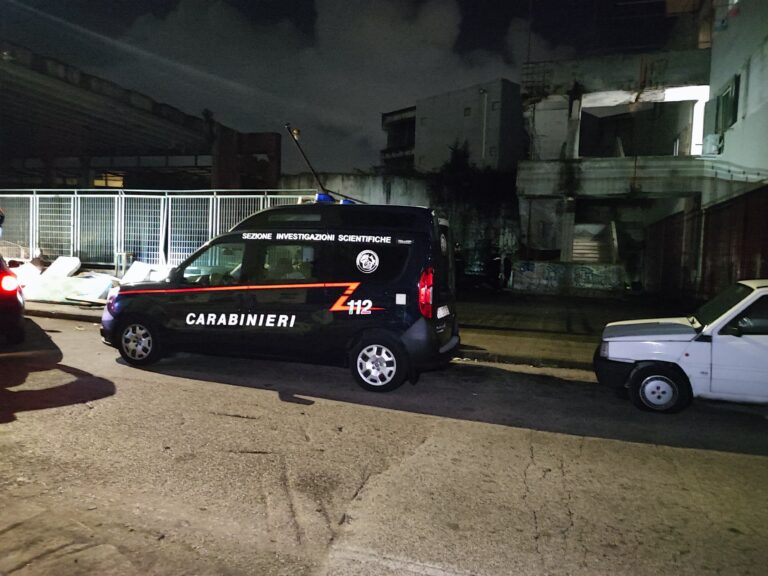 Omicidio in una falegnameria a Napoli est, morto pregiudicato 71enne