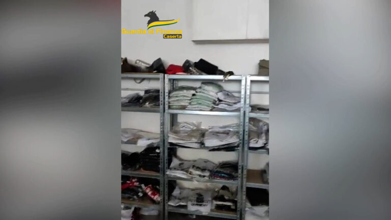 Capi di abbigliamento falsi rivenduti su social, 12 persone indagate