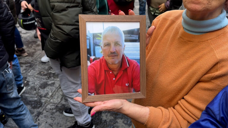 Ciao "o Giò", nel quartiere di Pino l'ultimo saluto a Carmine Daniele