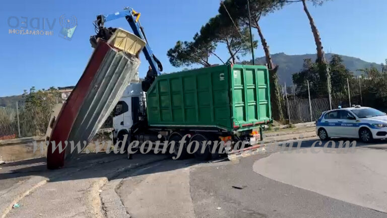 una barca tra i rifiuti nel quartiere napoletano di Pianura