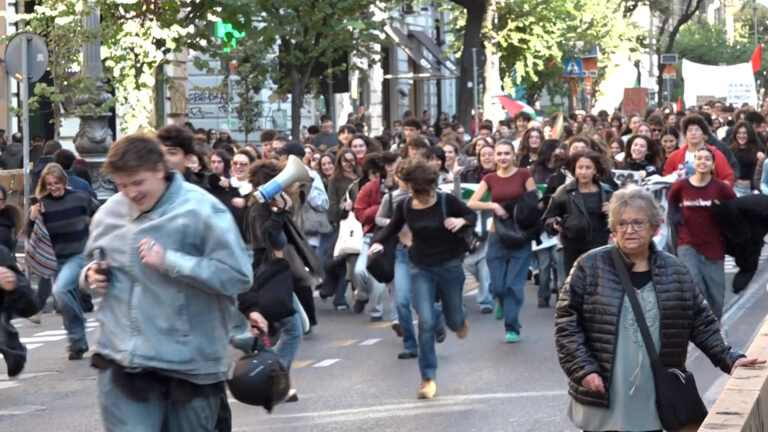 Per il diritto alla scuola e contro la guerra, studenti in piazza a Napoli