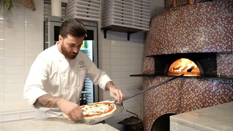 Napoli, alla scoperta della Sanità abbinando pizza e monumenti