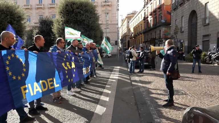 Proteste davanti al municipio, sit-in degli agenti della municipale e dei lavoratori fisascat cisl