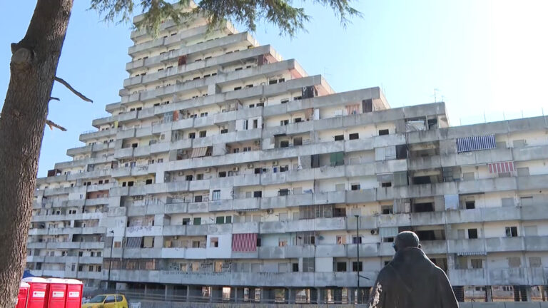 Sfollati Scampia, protesta comitato Vele fuori palazzo San Giacomo