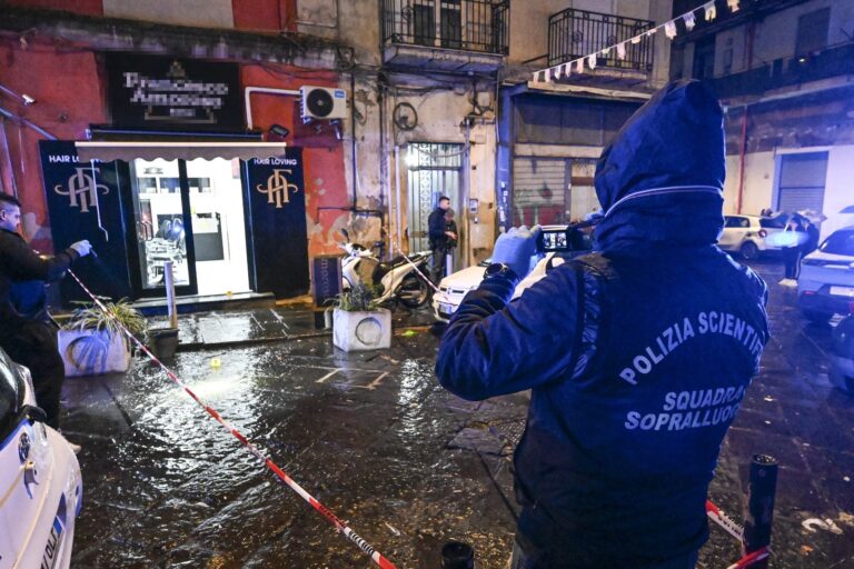 Spari tra la folla a Napoli, uomo gambizzato in centro