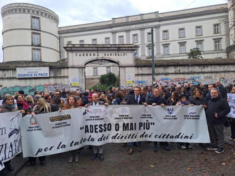 Avvocati in piazza a Napoli, protesta contro carenza giudici di pace