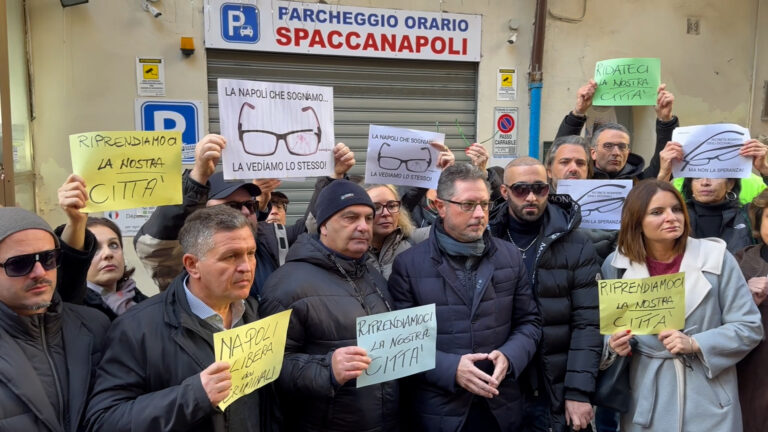 La Napoli di Borrelli, flash mob dopo l'aggressione del parlamentare