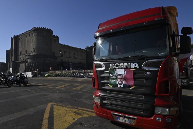 A passo di lumaca con tir a Napoli, protestano gli autotrasportatori