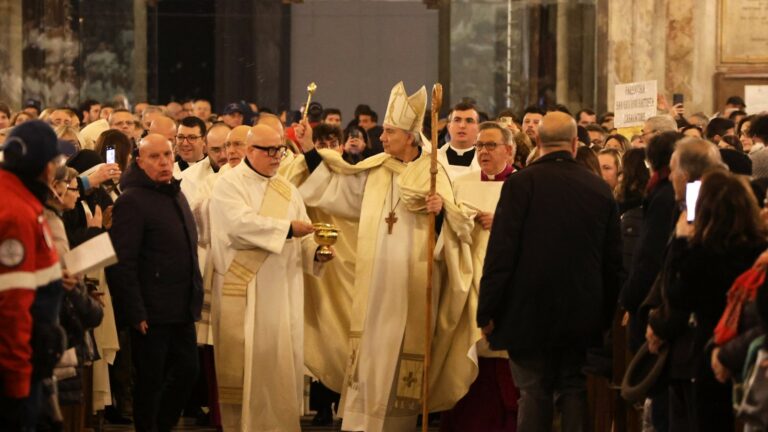 Giubileo, il Cardinale Battaglia apre la Porta Santa a Napoli