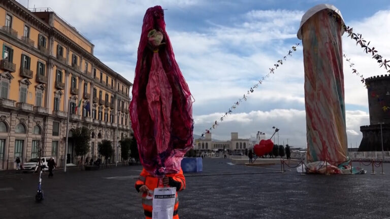 Una "vagina" (poi rimossa) in piazza Municipio "provoca" l'opera di Pesce