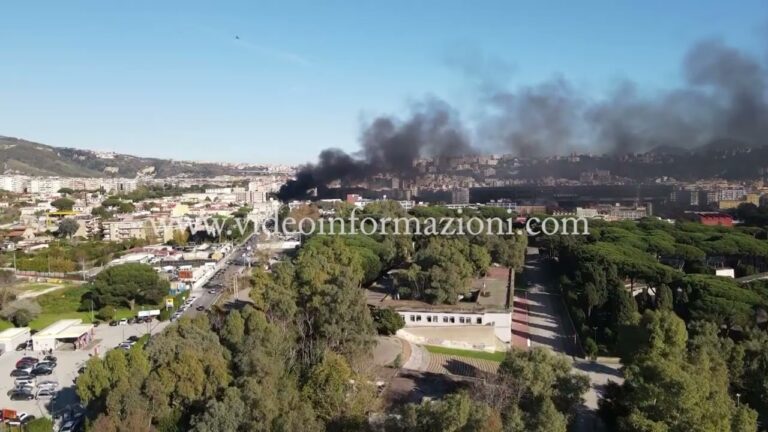 Incendio a Fuorigrotta, nube di fumo nero visibile a chilometri di distanza