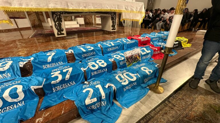 I funerali di Daniele, sull'altare le maglie di tutti i giocatori del Napoli