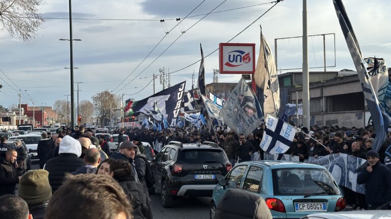 Il Napoli parte per Bergamo, folla di tifosi all’aeroporto