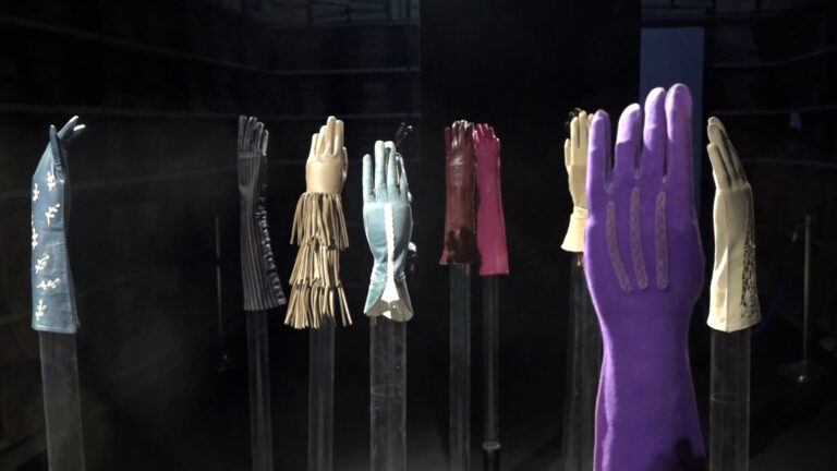 "Glove", percorsi e storie di guanti a Napoli