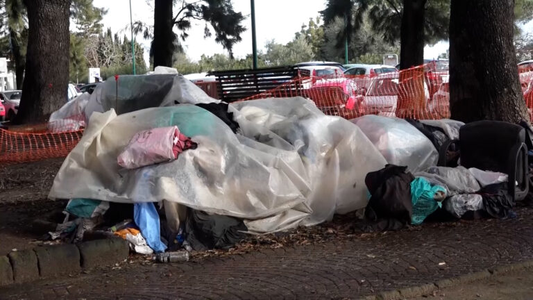 Emergenza clochard, all'esterno dell'Ospedale Cardarelli compare una tendopoli