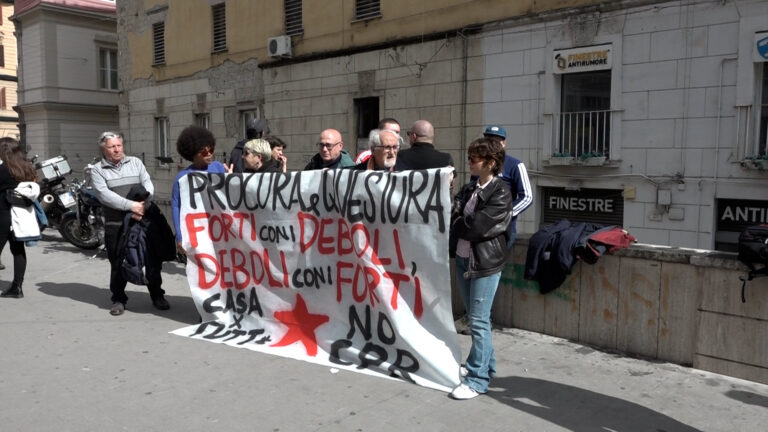 Attivisti protestano davanti Questura Napoli