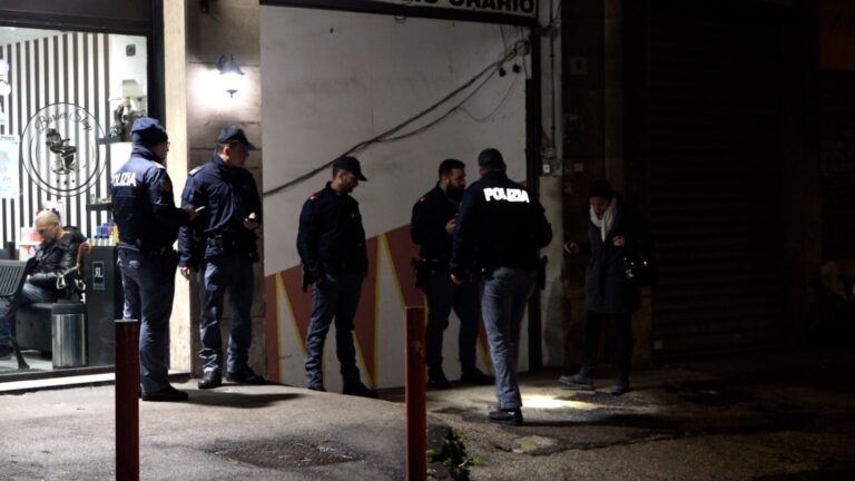 Spari a Napoli, 21 enne ferito all’addome in quartiere Fuorigrotta