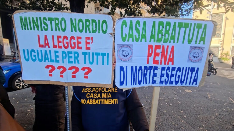 Al via sgomberi, protesta a Napoli dei comitati anti abbattimento